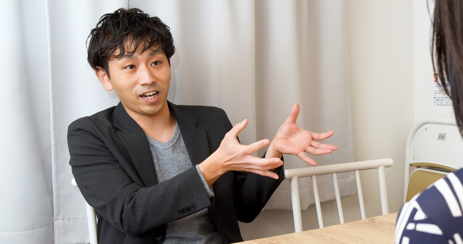 複数人で手を重ね合わせ協力を誓う写真