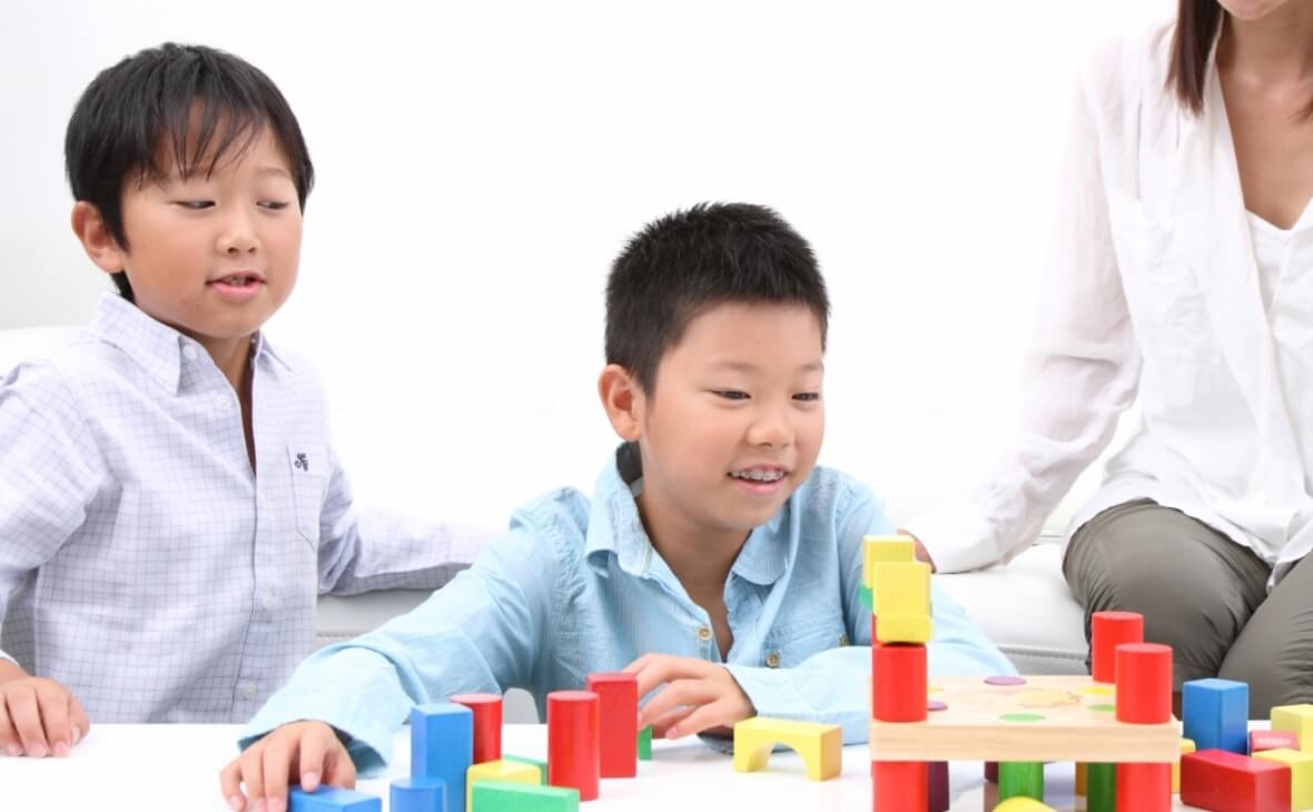知育おもちゃで遊ぶ子供