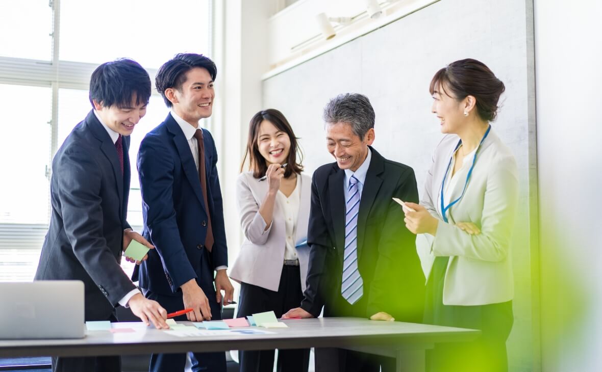 和気あいあいと働く社員たち